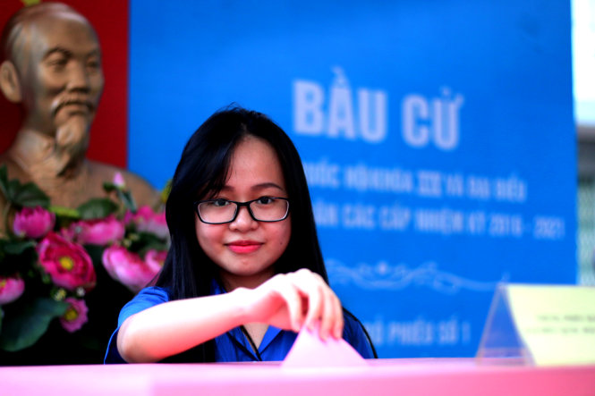 Bạn Vũ Thị Phương Mai (18 tuổi, học sinh Trường THPT Nguyễn Chí Thanh) lần đầu trải nghiệm quy trình bầu cử tại ngày hội - Ảnh: Ngọc Hiển