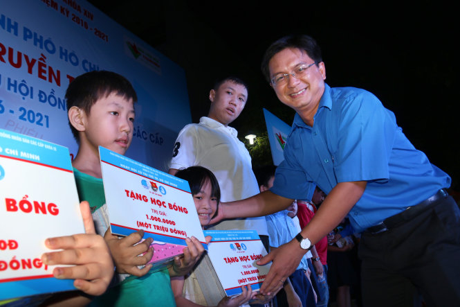 Anh Nguyễn Mạnh Cường, Thành ủy viên, Bí thư Thành đoàn TP.HCM, tặng quà cho các em học sinh khó khăn - Ảnh: Ngọc Hiển