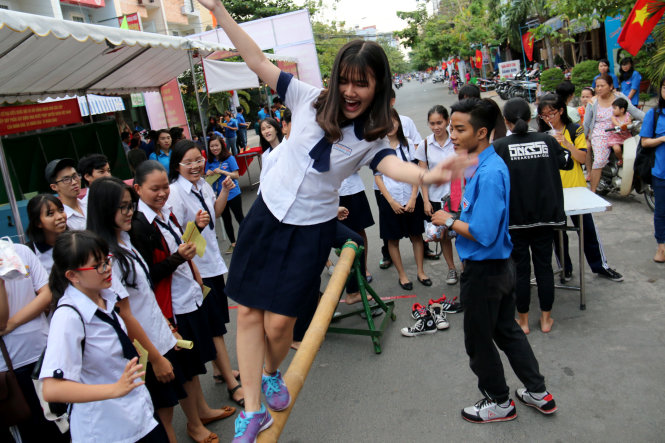 Các học sinh THPT hào hứng tham gia các trò chơi tại ngày hội cử tri trẻ TP.HCM tổ chức tại khu dân cư Tân Hồng Uy (Q.Tân Bình, TP.HCM) - Ảnh: Ngọc Hiển