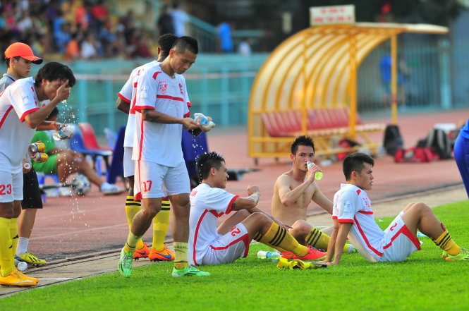 Các cầu thủ tranh thủ “giải nhiệt” khi thi đấu dưới thời tiết nắng nóng - Ảnh: Sĩ Huyên