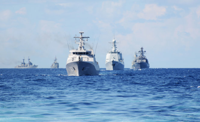 Tàu chiến các nước chuẩn bị xếp đội hình hàng dọc trong hành tiến