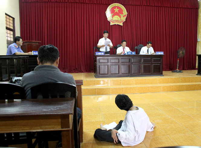 Phạm Thanh Tùng ngồi bệt hầu tòa - Ảnh: N.Triều