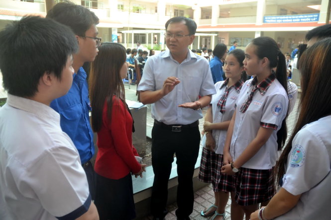 Anh Lâm Đình Thắng trò chuyện cùng các bạn học sinh - Ảnh: Quang Phương