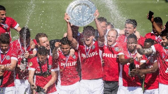 Các cầu thủ PSV ăn mừng chức vô địch. Ảnh: PA