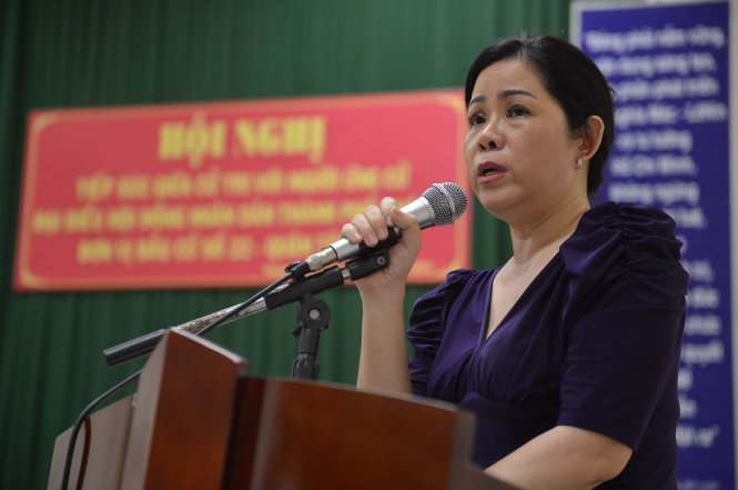 Bà Võ Xuân Bội Lâm trình bày chương trình ứng cử của mình trong buổi tiếp xúc cử tri tối 9-5 - Ảnh: Quang Định