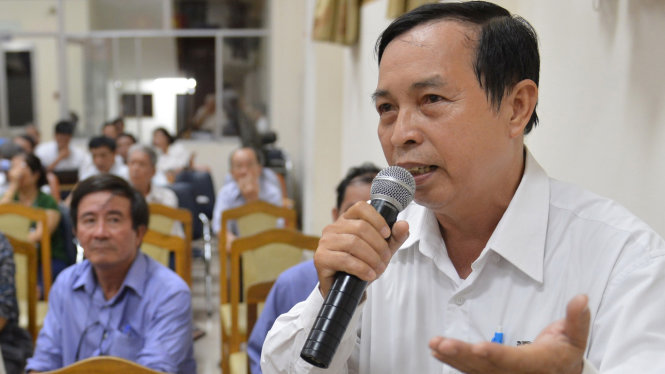 Cử tri Đỗ Văn Phượng, P.2, Q.Tân Bình, TP.HCM phát biểu ý kiến trong buổi tiếp xúc cử tri tối 9-5 - Ảnh: Quang Định