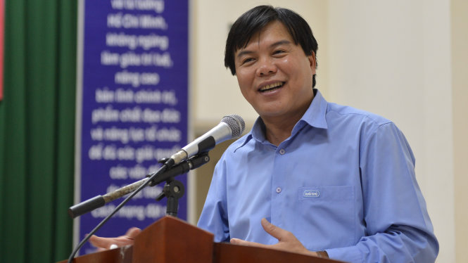 Ông Tăng Hữu Phong, tổng biên tập báo Tuổi Trẻ, trình bày chương trình ứng cử của mình trong buổi tiếp xúc cử tri Q. Tân Bình, TP.HCM, tối 9-5 - Ảnh: Quang Định
