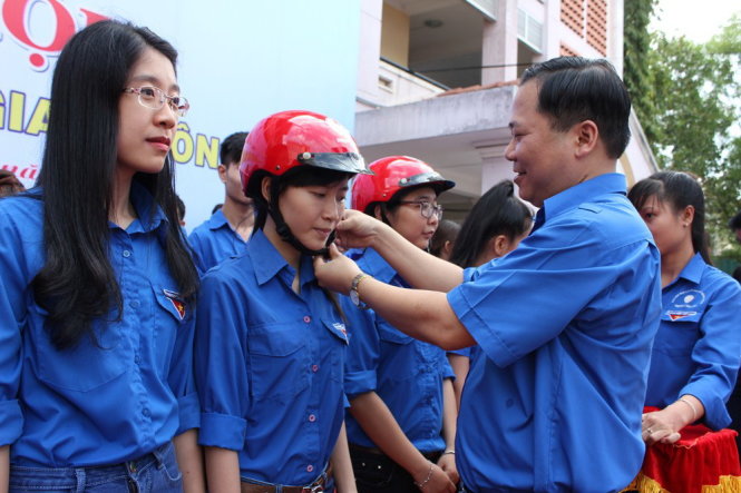 Anh Nguyễn Phi Long tặng mũ bảo hiểm chất lượng cho thanh niên Bình Dương ngày 8-5 - Ảnh: Bá Sơn