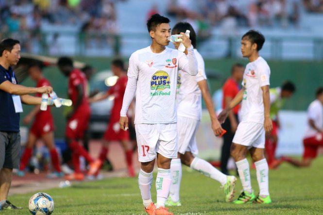 Cầu thủ Hoàng Anh Gia Lai nghỉ uống nước trong giờ giải lao ở trận gặp B.Bình Dương chiều 8-5 - Ảnh: N.K.