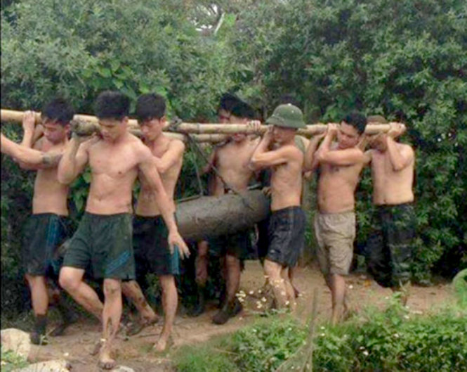 Các chiến sĩ công binh huyện Kiến Thụy, TP Hải Phòng tổ chức di dời bốn quả bom dưới đáy ao về điểm tập kết an toàn - Ảnh: CTV