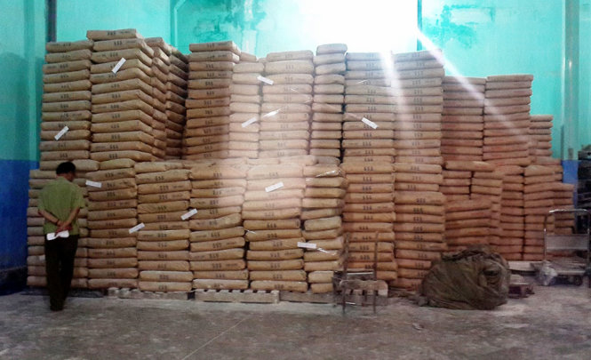 Cơ quan chức năng kiểm tra số bột mì hết hạn tại kho công ty Phương Nga - Ảnh: P.K