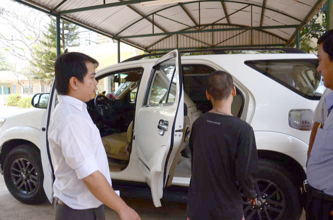 Anh Lê Văn Hồ (trái) - cán bộ cai nghiện P.8, Q.4 - đón người nghiện cai tự nguyện tại cơ sở xã hội về địa phương - Ảnh: Vũ Thủy