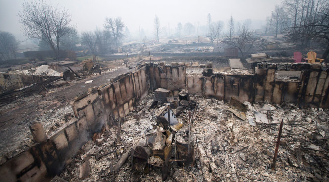 Một khu nhà tại Fort McMurray tan hoang sau đám cháy - Ảnh: AFP