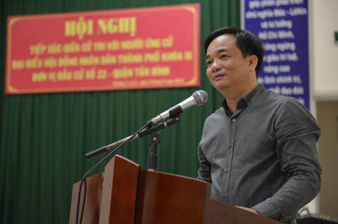Ông Dương Quốc Trị trình bày chương trình hành động của mình trong buổi tiếp xúc cử tri tối 9-5 - Ảnh: Quang Định