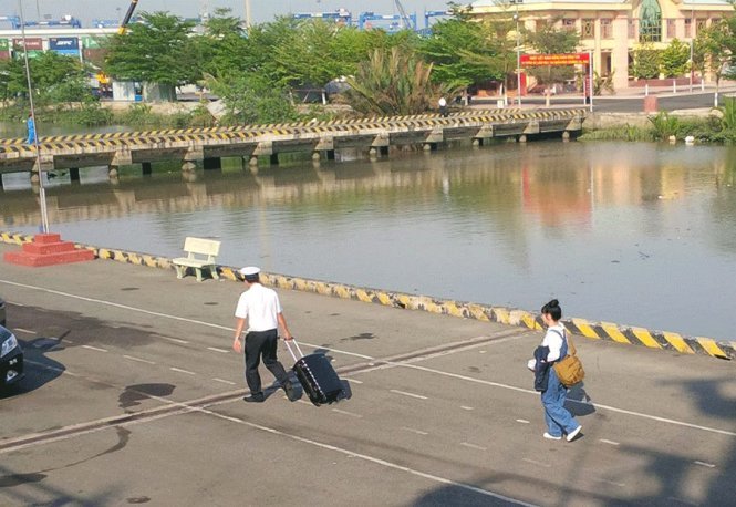 NSND Lan Hương (khoác túi) rời tàu, đi sau một người của Hải quân đang kéo vali giùm chị - Ảnh: facebook Lê Phi