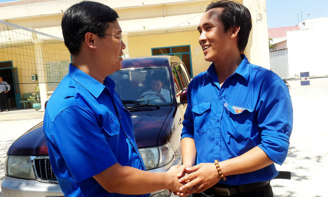 Anh Lê Quốc Phong (bìa trái) trò chuyện với bí thư xã đoàn Phan Rí Thành. Vấn đề giải quyết việc làm cho thanh niên nông thôn được anh Phong đặc biệt quan tâm - Ảnh: Thiện Trí