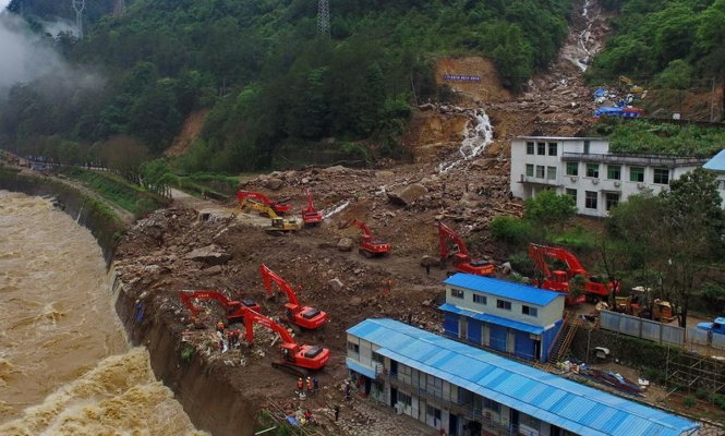 Lực lượng cứu hộ tại khu vực bị lở đất ngày 9-5 - Ảnh: Xinhuanet
