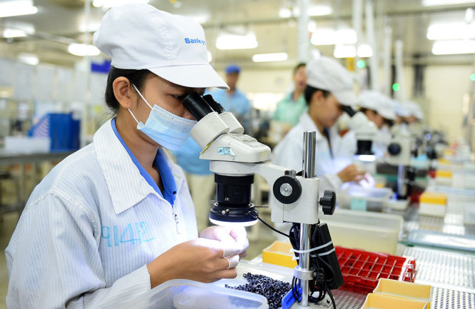 Công nhân Nhà máy Sankyo trong Khu công nghệ cao TP.HCM sản xuất thiết bị điện tử - Ảnh: Thuận Thắng