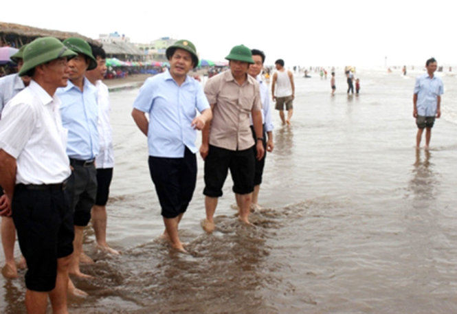 Lãnh đạo UBND tỉnh Thái Bình cùng địa phương trực tiếp về biển Cồn Vành để tìm hiểu thông tin sứa, cá, ngao chết thông tin trên một số trang mạng xã hội - Ảnh: CTV