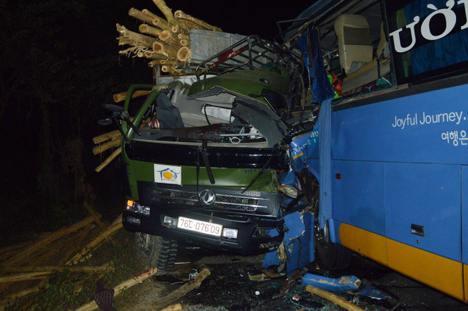 Xe khách lấn tuyến tông trực diện vào xe tải chở keo - Ảnh: Bùi Viết Dũng