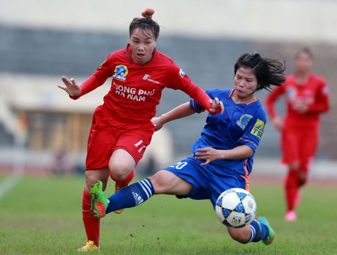 Một pha bóng trong trận Phong Phú Hà Nam (trái) thắng Than Khoáng Sản VN 2-0 - Ảnh: N.Khánh