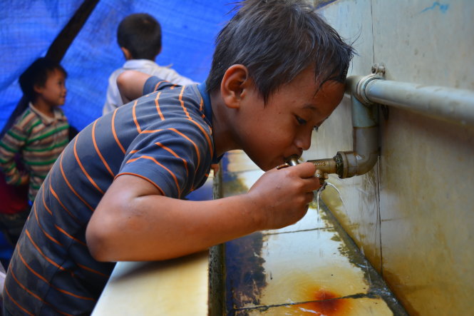 Học sinh uống nước trực tiếp từ những vòi nước đã qua hệ thống lọc - Ảnh: Lĩnh Hồng