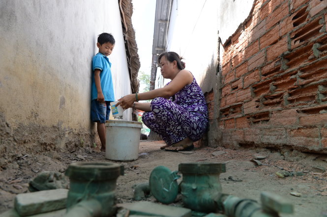 Nhiều hộ dân ở ấp Bình Thạnh, xã Bình Khánh, huyện Cần Giờ (TP.HCM) đã lắp đồng hồ nước nhưng luôn thiếu nước dùng - Ảnh: Hữu Khoa