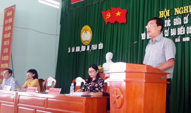 Anh Lê Quốc Phong trình bày với cử tri sẽ giám sát chặt chẽ từng sự việc cử tri phản ánh - Ảnh: TH.TRÍ