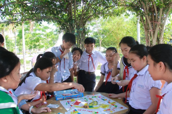 Những cây ngâu ở Trường tiểu học Lê Bá Trinh được uốn cong tuyệt đẹp, tạo thành bốn ngôi nhà nhỏ có đặt bàn và ghế đá, tạo không gian cho học sinh chơi cờ, học tập ngoài giờ - Ảnh: Hữu Khá