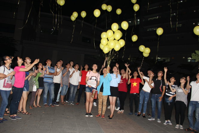 Nhóm Nhịp đập yêu thương cùng tổ chức sinh nhật cho bà Bùi Thị Tuyết Ngân tại Bệnh viện Ung thư Đà Nẵng - Ảnh: Trường Trung
