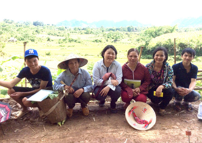 Chị Ino Mayu (thứ ba từ trái qua) cùng với các nông dân ở tỉnh Hòa Bình - Ảnh nhân vật cung cấp