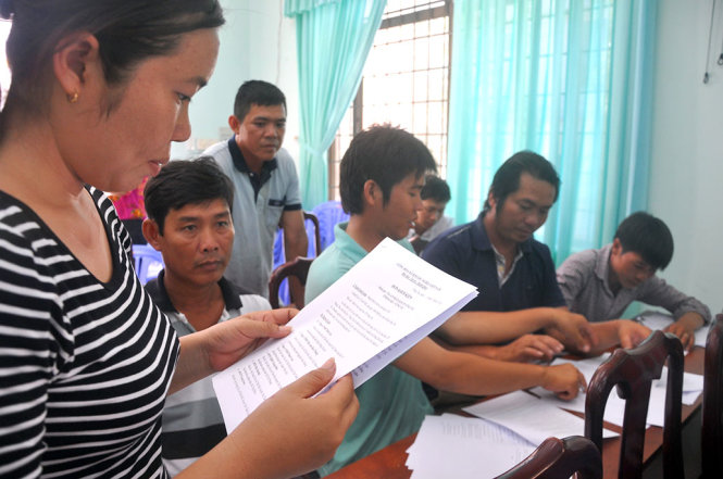 Chị Nguyễn Thị Thanh Thúy (con ông An) đọc đơn khởi kiện của đại gia đình mình - Ảnh: Đông Hà