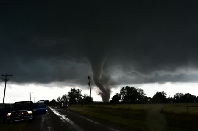 Trận lốc xoáy khổng lồ ở TP Oklahoma ngày 9-5 - Ảnh: AFP
