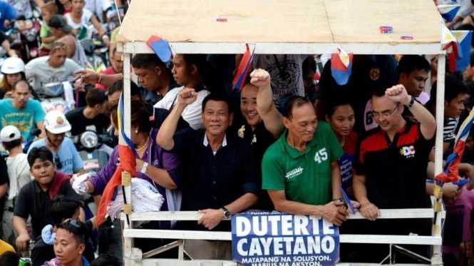 Chiến dịch tranh cử của ông Duterte đã đồng điệu với sự mong đợi ở những người dân đang cảm thấy mệt mỏi vì thực tại - Ảnh: AFP