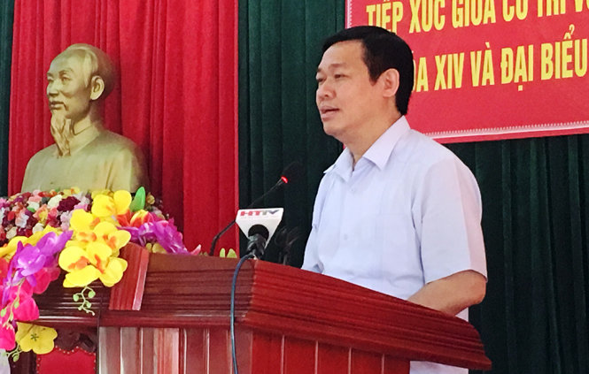 Phó thủ tướng Vương Đình Huệ trao đổi với cử tri huyện Kỳ Anh, Hà Tĩnh - Ảnh: Văn Định