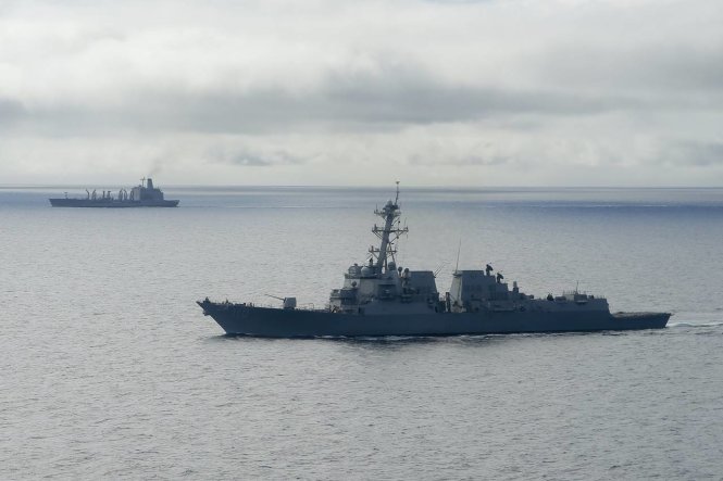 Chiến hạm USS William P. Lawrence đang chờ tiếp liệu ở Coronado, California (ảnh tư liệu). Ngày 10-5, chiến hạm này đã đi vào khu vực 12 hải lý của Đá Chữ Thập - Ảnh: AP