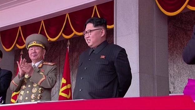 Ông Kim Jong Un tươi cười trên khu vực dành cho các lãnh đạo cấp cao - Ảnh: APTN