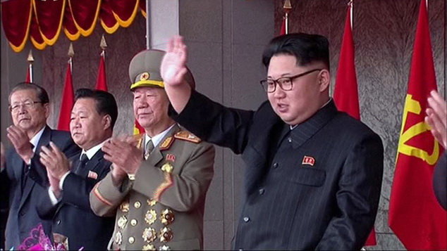 Ông Kim Jong Un vẫy chào đám đông - Ảnh: KRT