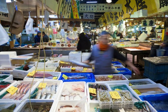Đến chợ cá Tsukiji, bạn nên tranh thủ đi tham quan sớm vào khoảng 5h sáng - Ảnh: Peter Adams / Getty Images Tokyo.