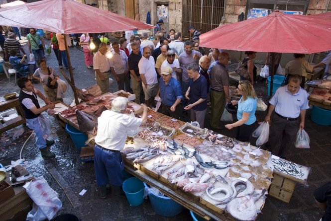 Không nơi nào trên hòn đảo Sicily này mà tình yêu hải sản lại bộc lộ rõ như ở chợ La Pescheria. Ảnh: M. Gębicki / Getty Images.