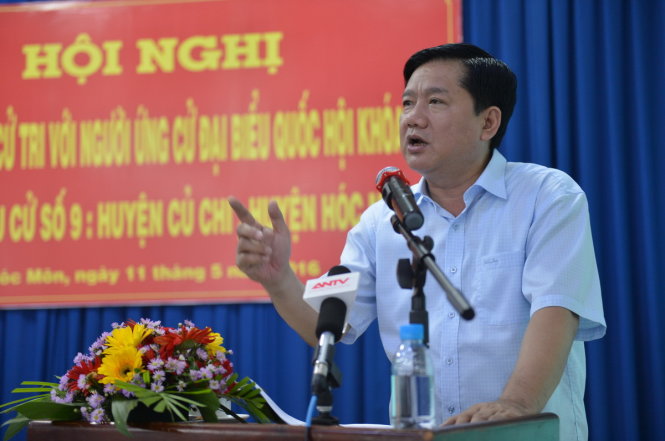Bí thư Thành ủy TP.HCM Đinh La Thăng phát biểu tại buổi tiếp xúc cử tri huyện Hóc Môn, TP.HCM chiều 11-5 - Ảnh: Quang Định