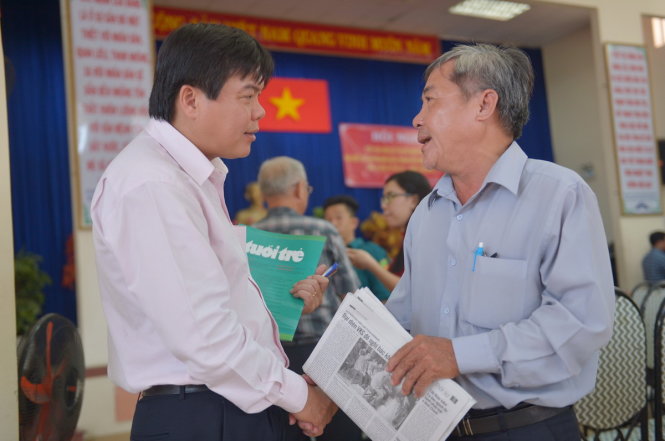 Ông Tăng Hữu Phong trò chuyện với cử tri trong buổi tiếp xúc cử tri Q. Tân Bình, TP.HCM sáng 11-05 - Ảnh: Quang Định