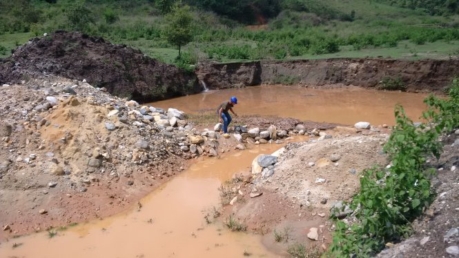 Dự án thủy điện Đắk Brot đến nay là bãi vàng, đất đai bị cày xới tan hoang - Ảnh: Thái Bá Dũng