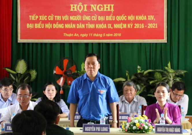 Anh Nguyễn Phi Long phát biểu trước các cử tri Quân đoàn 4 ngày 11-5 - Ảnh: BÁ SƠN