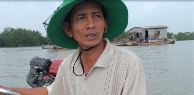 Ông Bùi Văn Triều trong lần lái xuồng máy đưa phóng viên Tuổi Trẻ mục kích nạn khai thác cát lậu trên sông Hậu - Ảnh: T.Trình