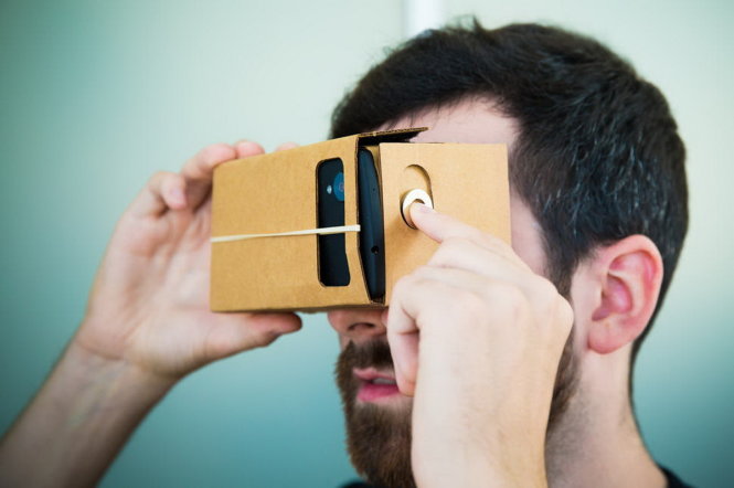 Google Cardboard VR giá bình dân sẽ giúp người tiêu dùng phổ thông tiếp cận xu hướng công nghệ thực tế ảo dễ dàng hơn - Ảnh: CNET