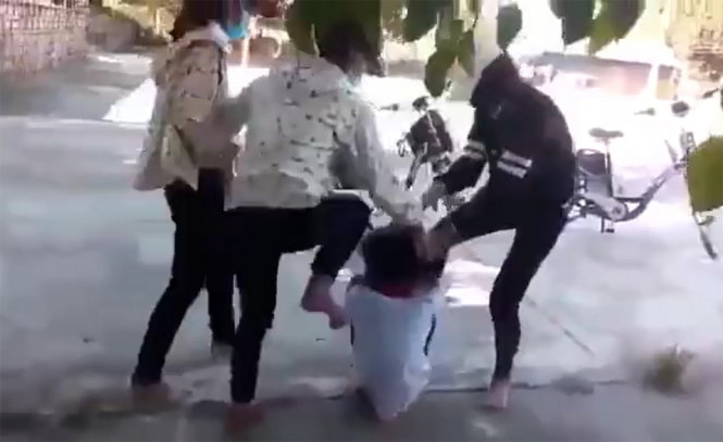Hình ảnh 3 nữ sinh đánh hội đồng một nữ sinh xảy ra ở một trường học thuộc huyện tây Hòa (tỉnh Phú Yên) - Ảnh: cắt từ clip