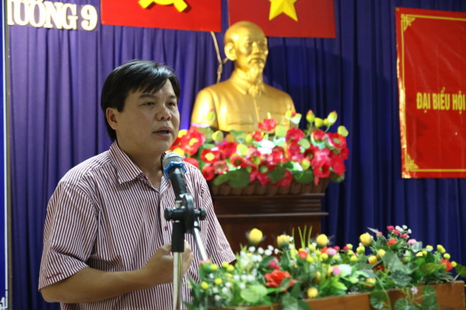 Ông Tăng Hữu Phong, Tổng biên tập báo Tuổi Trẻ trong buổi tiếp xúc cử tri phường 9 (Q. Tân Bình) tối 11-5 - Ảnh: Ngọc Dương