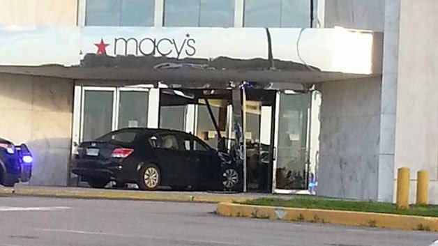 Xe của nghi phạm đâm vào mặt tiền của cửa hàng Macy's. (Nguồn: cbslocal.com)