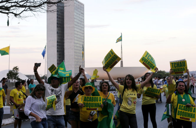 Những người ủng hộ luận tội tổng thống xuống đường trước khu vực quốc hội ở Brasilia - Ảnh: Reuters